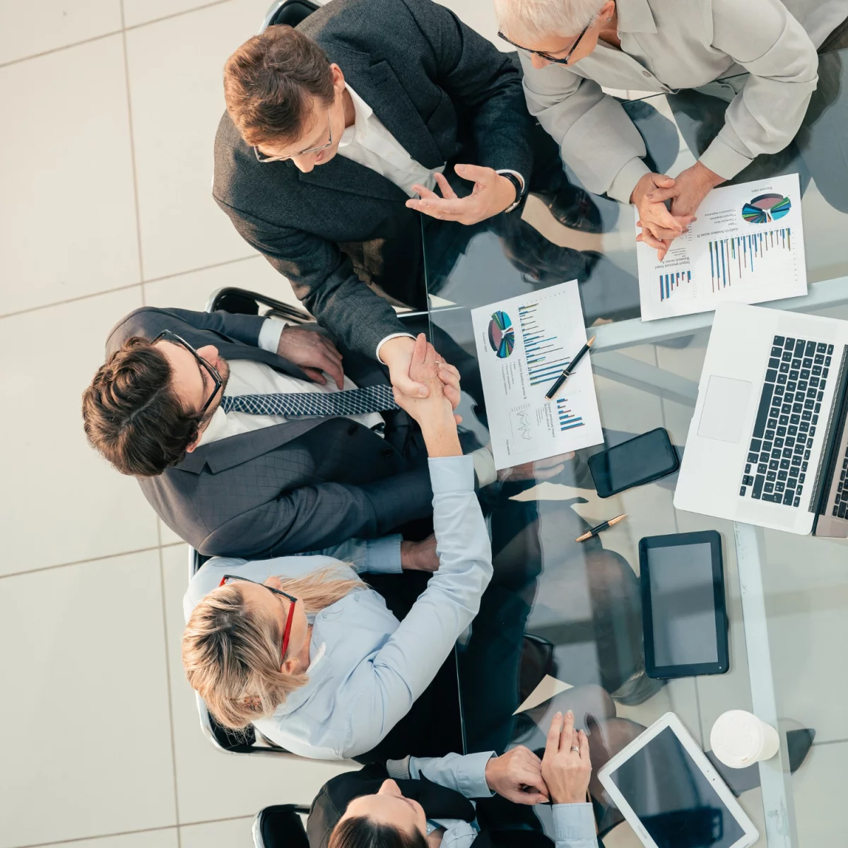 Prasy krawędziowe: Kluczowe Narzędzie w Wytwarzaniu Precyzyjnych Elementów Metalowych